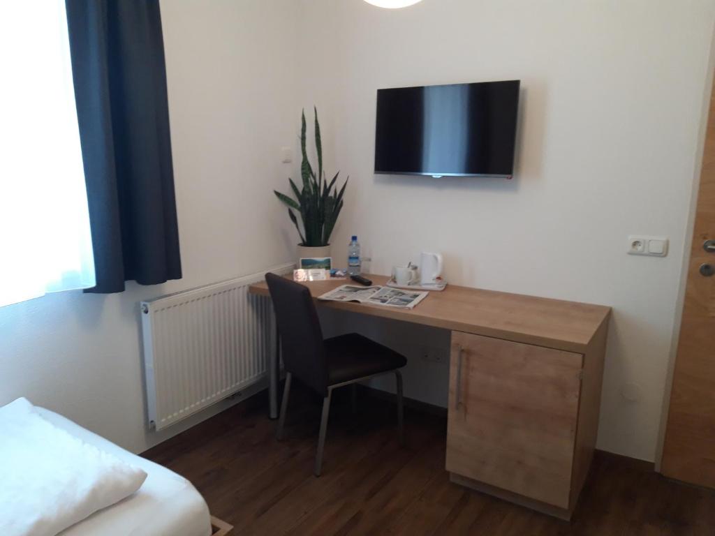 Sjónvarps- og/eða afþreyingartæki á Haus Arnold - Privatzimmer und Ferienwohnungen