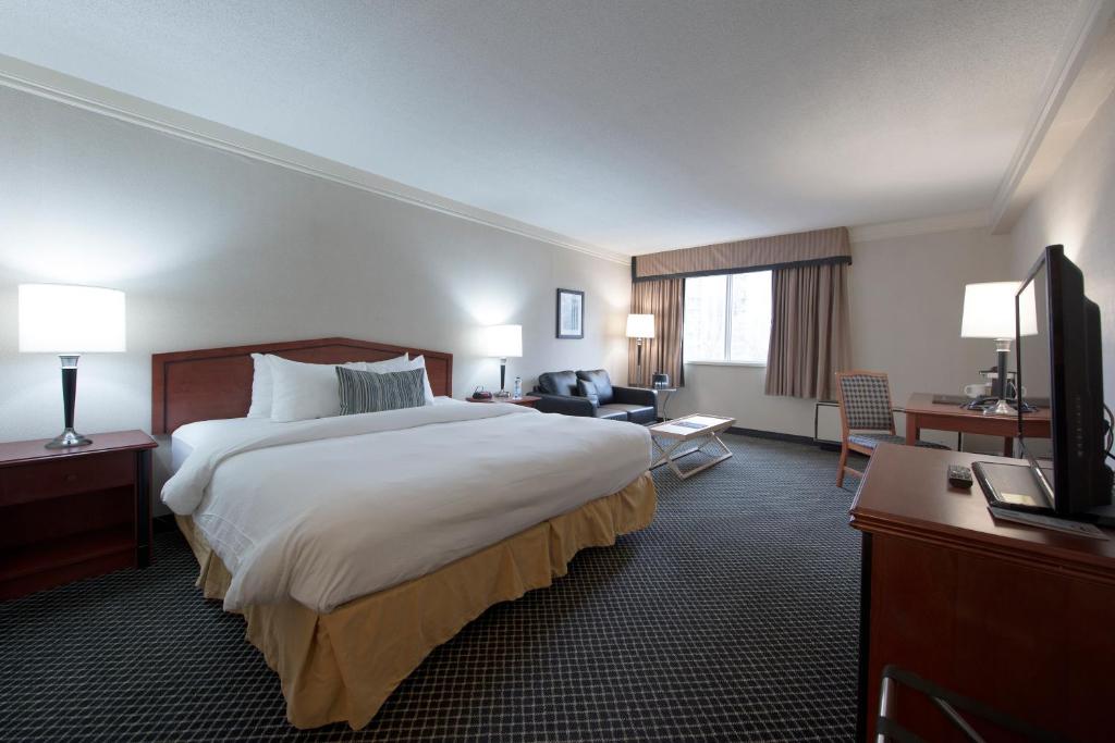 Postel nebo postele na pokoji v ubytování Toronto Don Valley Hotel and Suites