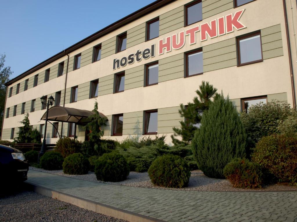 un hotel con un cartel en el lateral de un edificio en Hostel Hutnik, en Ostrowiec Świętokrzyski