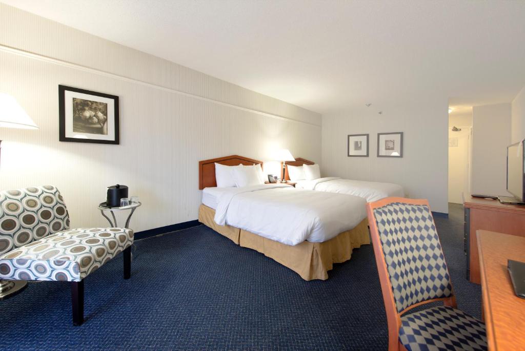 Postel nebo postele na pokoji v ubytování Toronto Don Valley Hotel and Suites