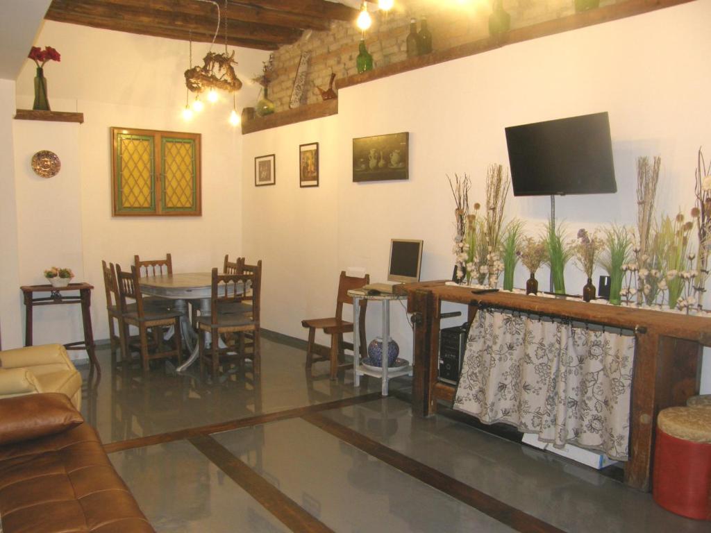 ein Wohnzimmer mit einem Tisch und einem TV in der Unterkunft NUEVO! PUENTE DE PIEDRA a 5´del PILAR in Saragossa