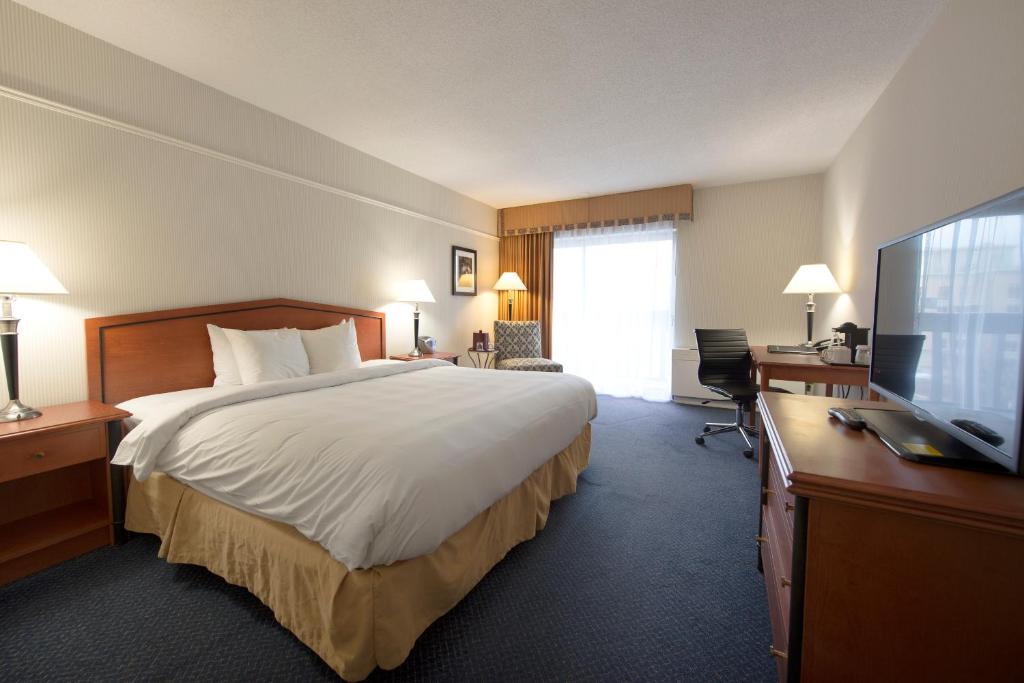 Postel nebo postele na pokoji v ubytování Toronto Don Valley Hotel and Suites