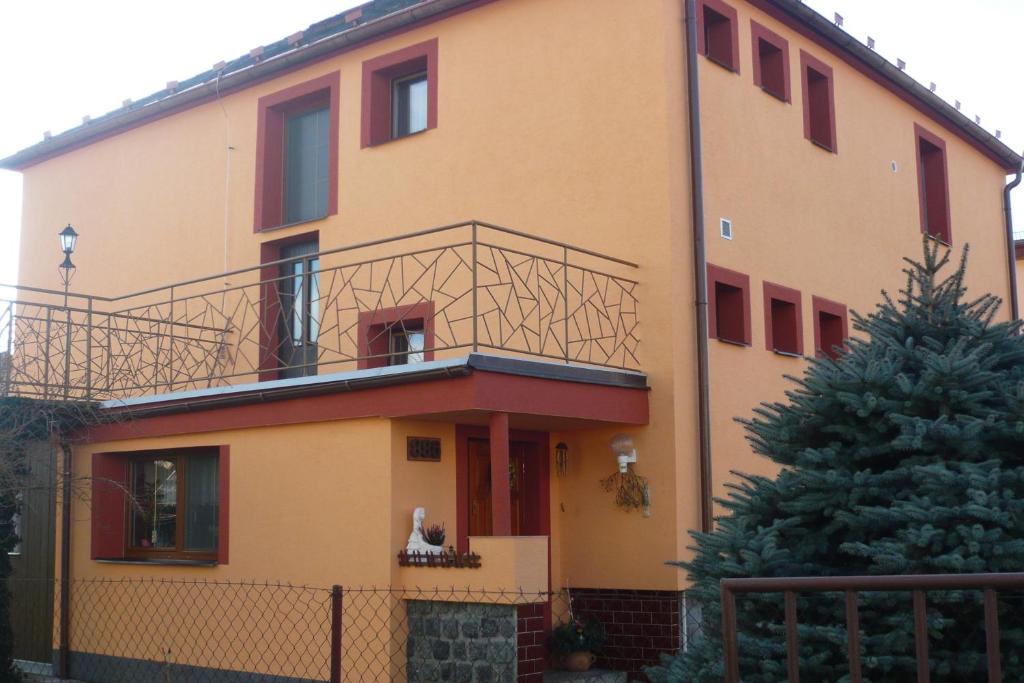 ein großes Haus mit einem Balkon und einem Weihnachtsbaum in der Unterkunft Ubytování Šustovka in Třeboň