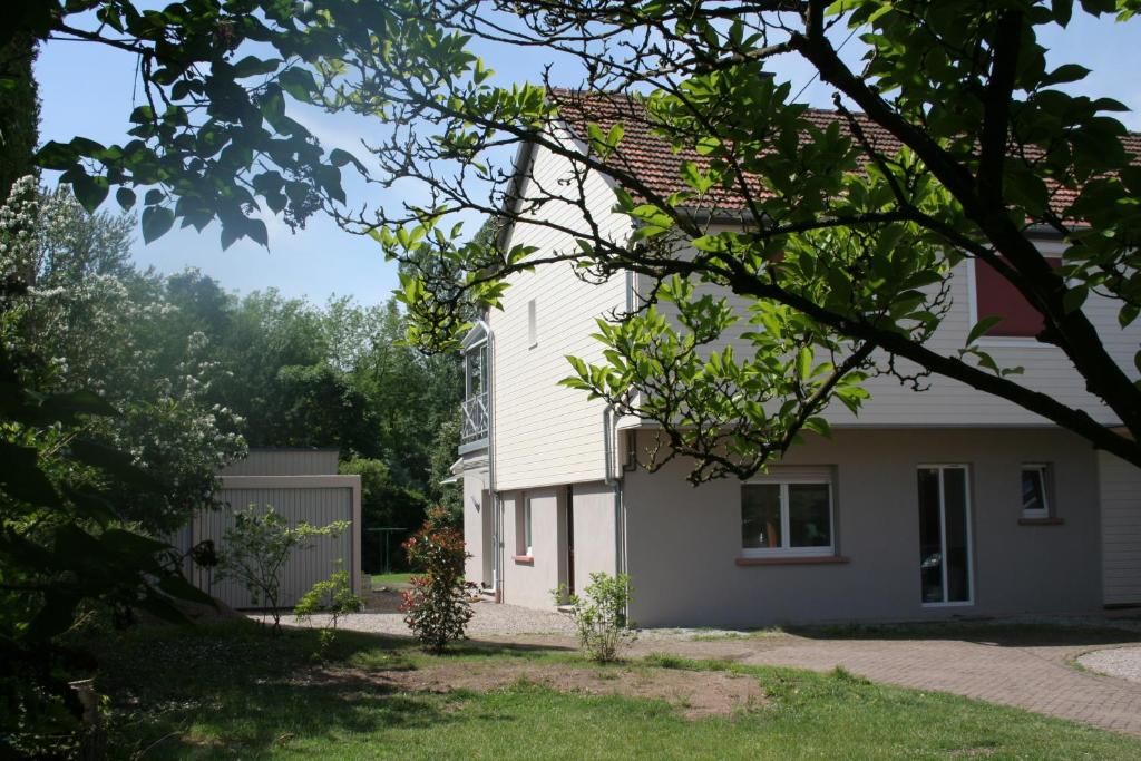 una casa blanca con una valla y un patio en Gîtes du Tilleul, en Niederbronn