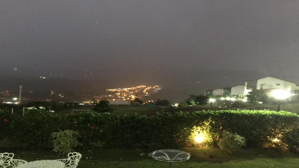 Blick auf die Stadt in der Nacht mit Lichtern in der Unterkunft CASA AUGUSTA, Gravatá-PE in Gravatá