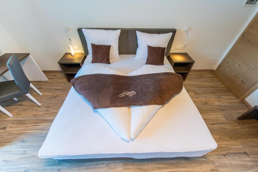 Ένα ή περισσότερα κρεβάτια σε δωμάτιο στο Hotel Bacher