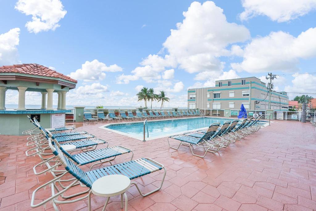 Bazén v ubytování Hollywood Beach Tower nebo v jeho okolí