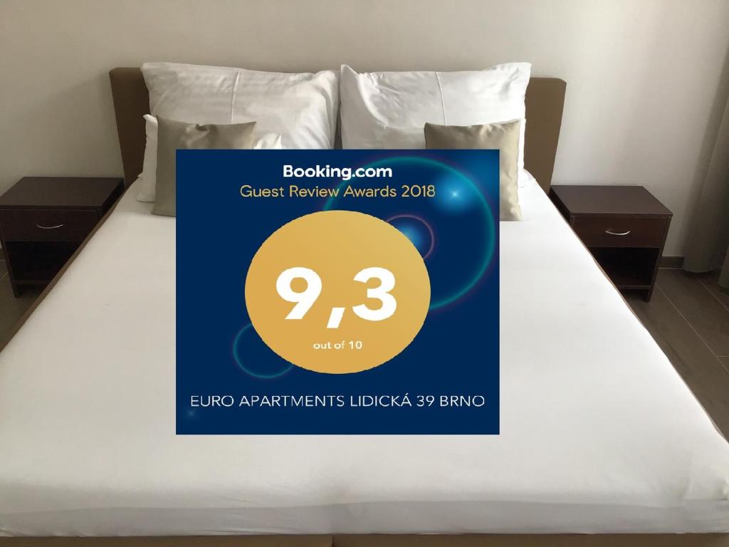 un cartello su un letto che dice premi per la frequenza degli ospiti di EURO APARTMENTS LIDICKÁ 39 BRNO a Brno