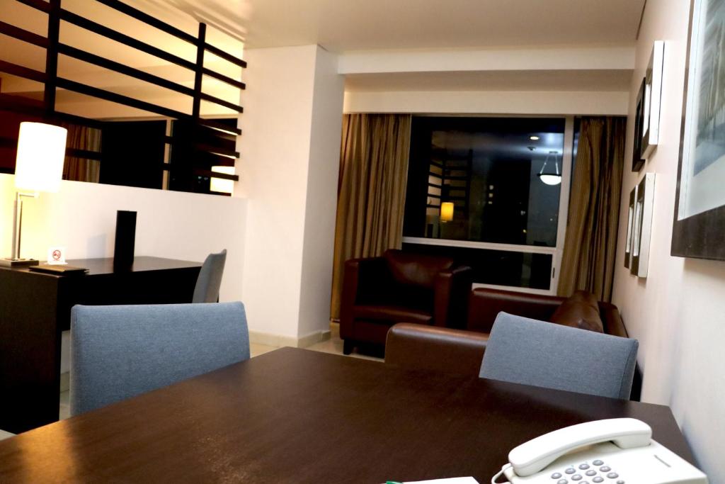 Un lugar para sentarse en Hotel & Suites PF