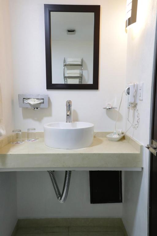 Un baño de Hotel & Suites PF