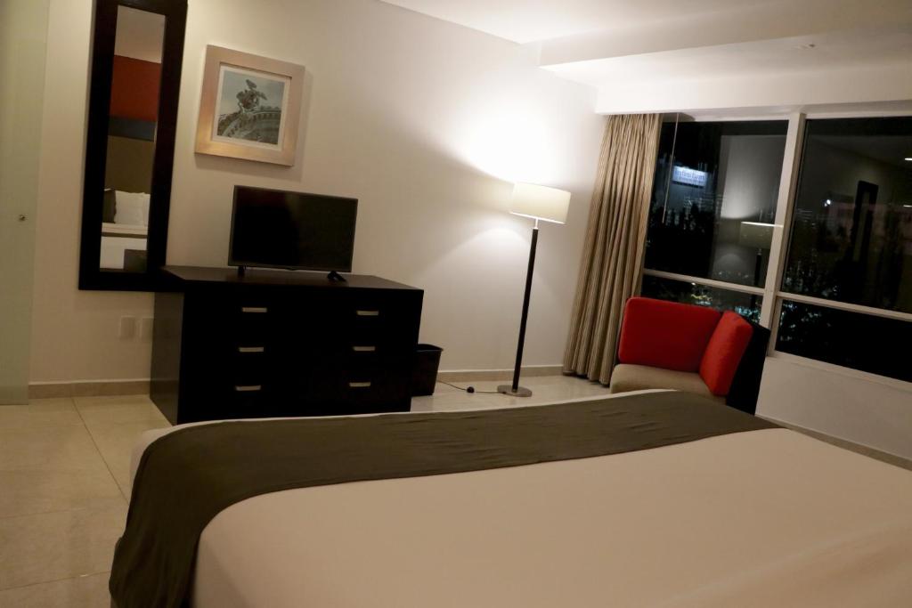 Una televisión o centro de entretenimiento en Hotel & Suites PF
