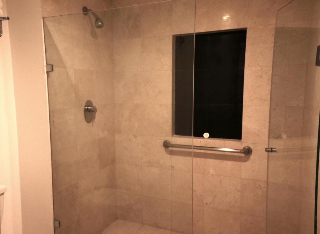 Un baño de Hotel & Suites PF