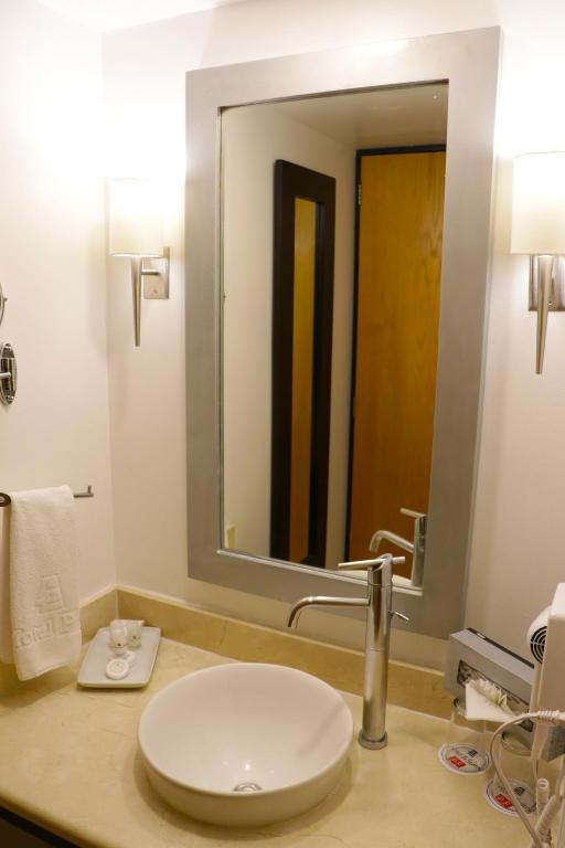 Un baño de Hotel & Suites PF