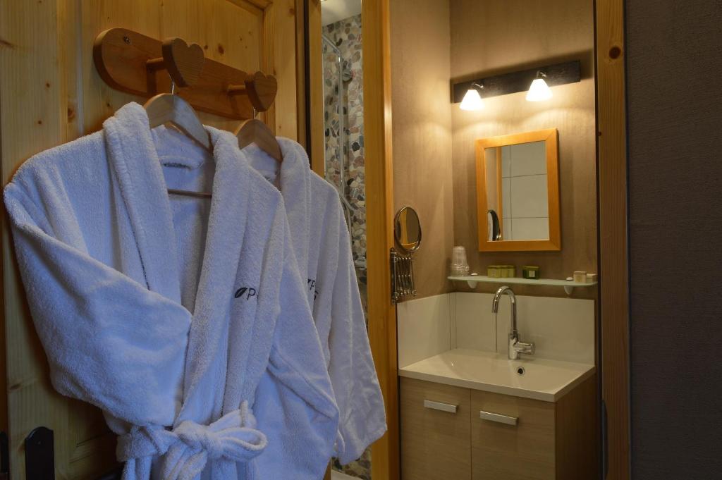 Koupelna v ubytování Logis Hôtel Les Ancolies