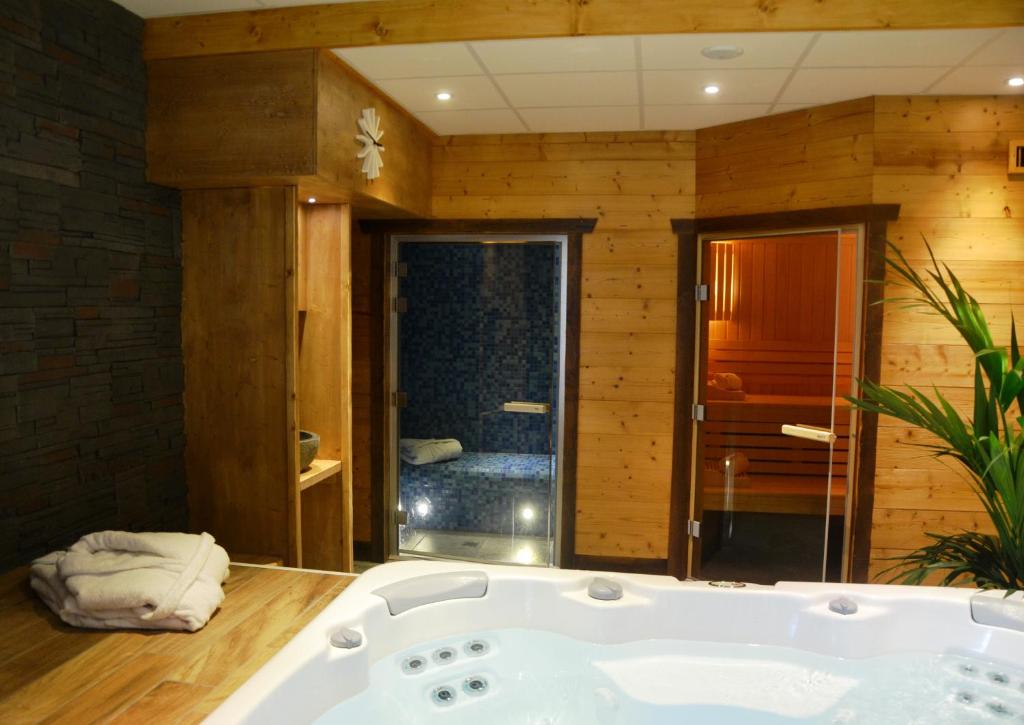 Koupelna v ubytování Logis Hôtel Les Ancolies