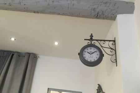 une horloge accrochée à un mur dans une pièce dans l'établissement Beautiful apartment Rue De La Croix Vieux Nice, à Nice