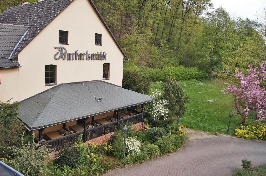 - une vue aérienne sur le bâtiment d'un restaurant dans l'établissement Landhotel Burkartsmühle, à Hofheim am Taunus