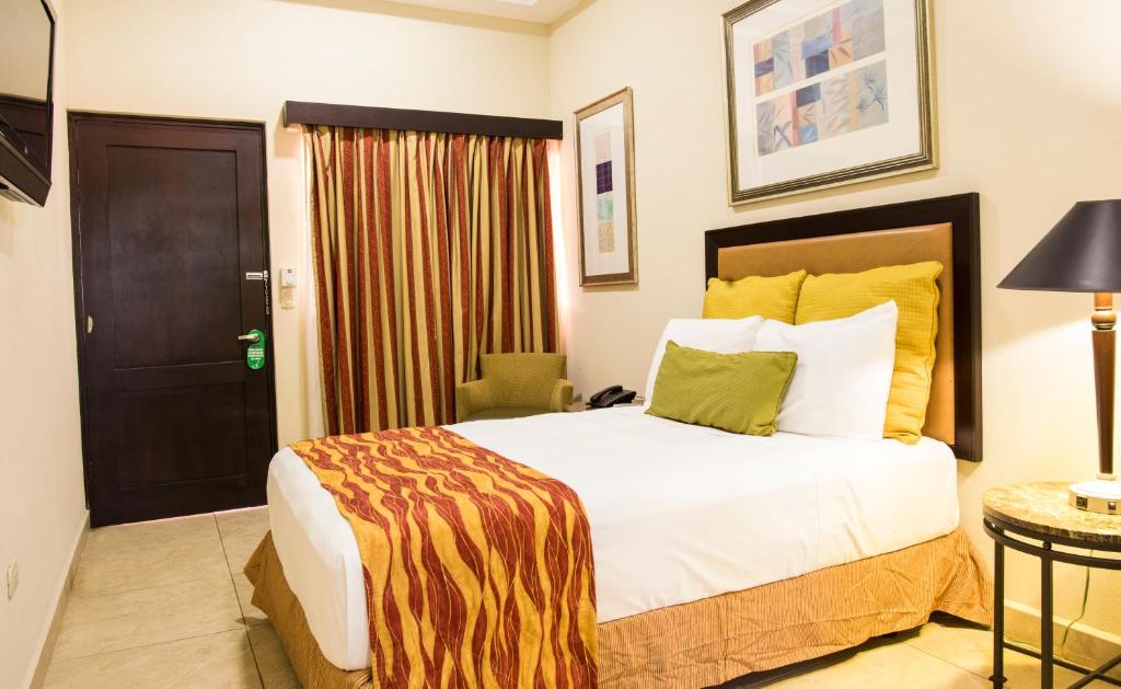 奇南德加的住宿－Hotel El Viejo Inn，一间酒店客房,设有一张床和一扇门