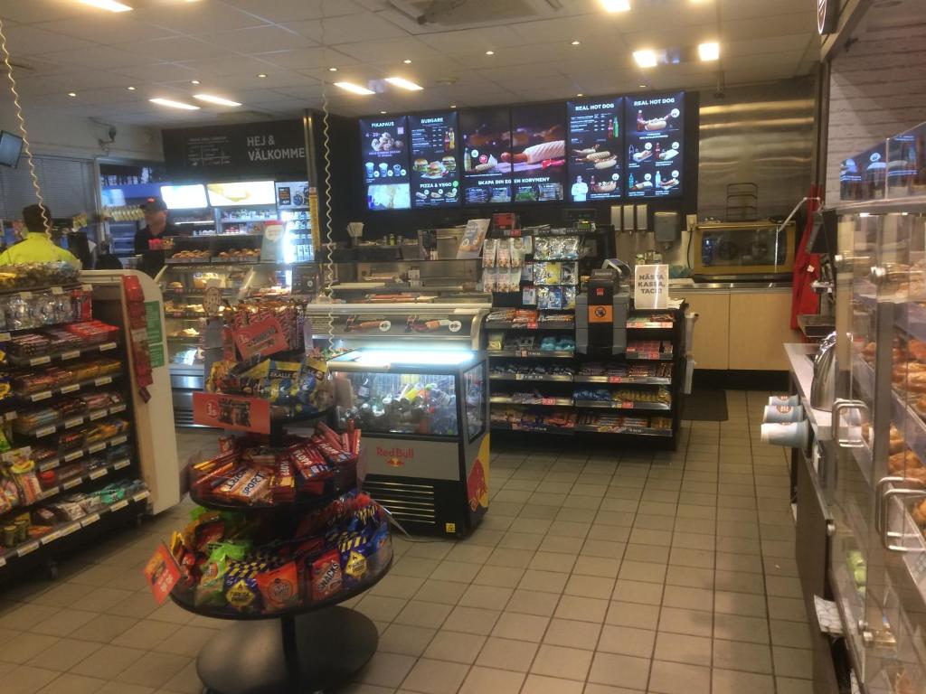 Supermarket nebo jiné obchody v  hotelu nebo okolí