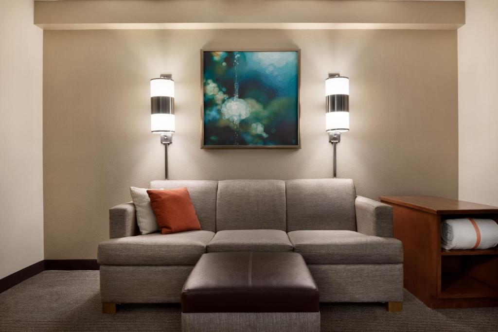 Hyatt Place Chicago Hoffman Estates - King Room Met Bankbed - Hoge Vloer