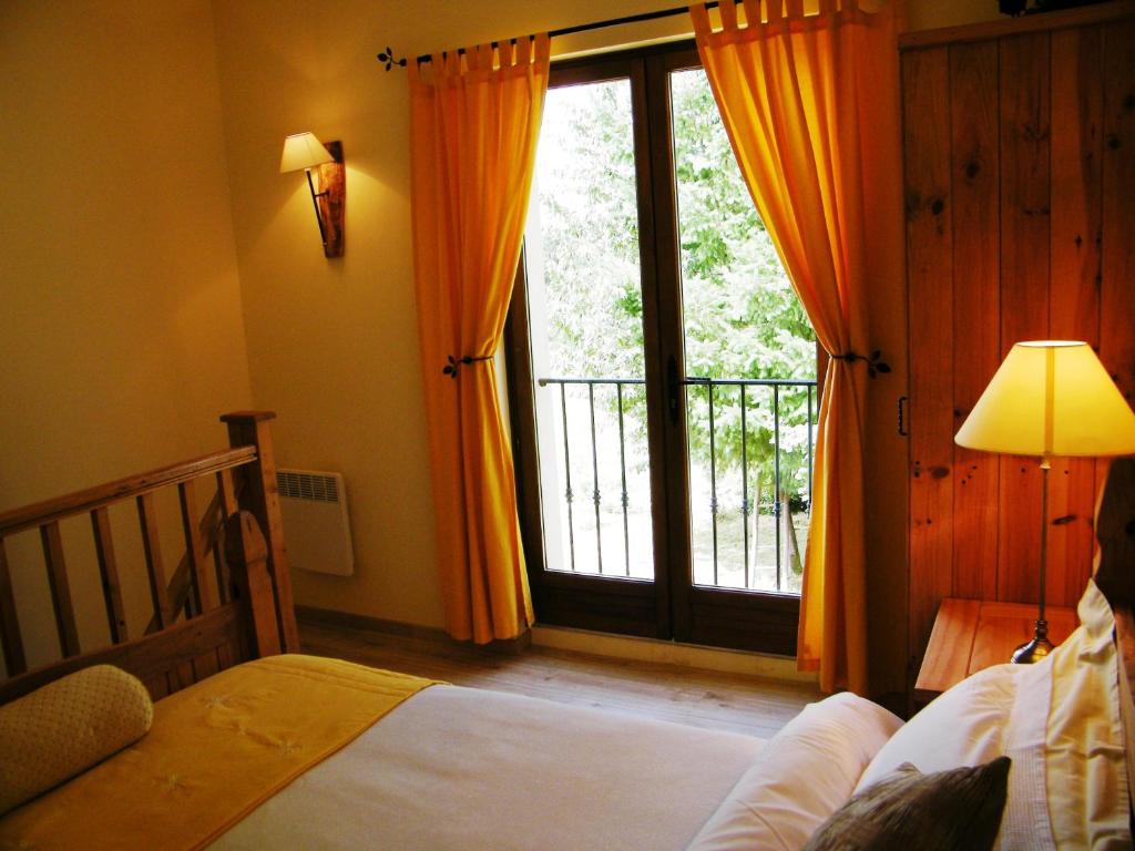 1 dormitorio con cama y ventana grande en The Tower en Les Dognons