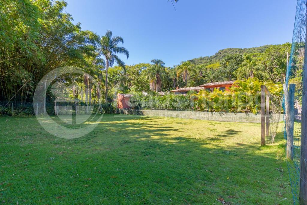  Casa 3 dormitórios com Piscina e campo de futebol