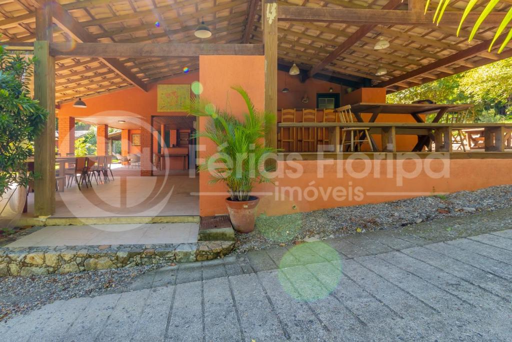  Casa 3 dormitórios com Piscina e campo de futebol