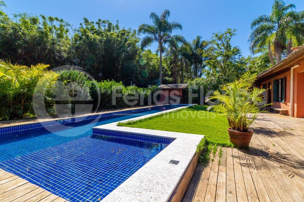  Casa 3 dormitórios com Piscina e campo de futebol