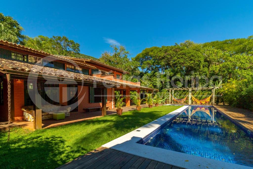  Casa 3 dormitórios com Piscina e campo de futebol