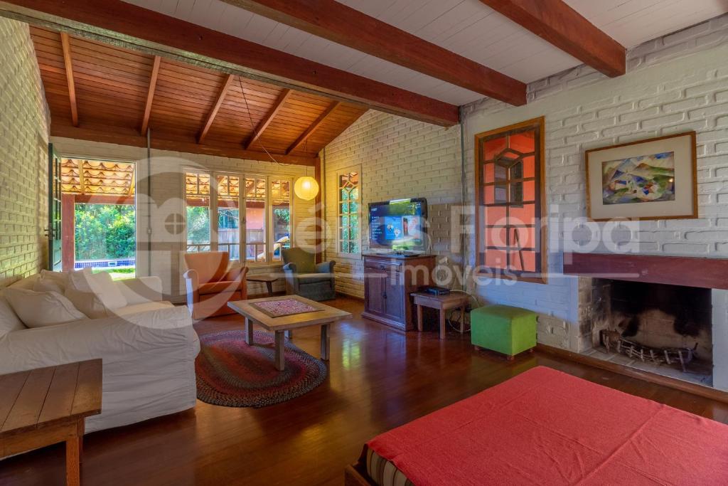  Casa 3 dormitórios com Piscina e campo de futebol