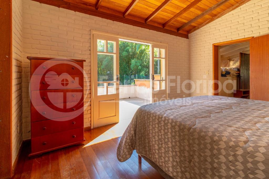  Casa 3 dormitórios com Piscina e campo de futebol