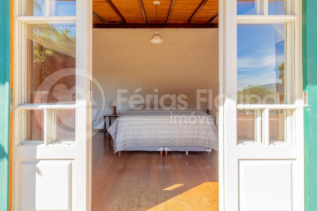  Casa 3 dormitórios com Piscina e campo de futebol