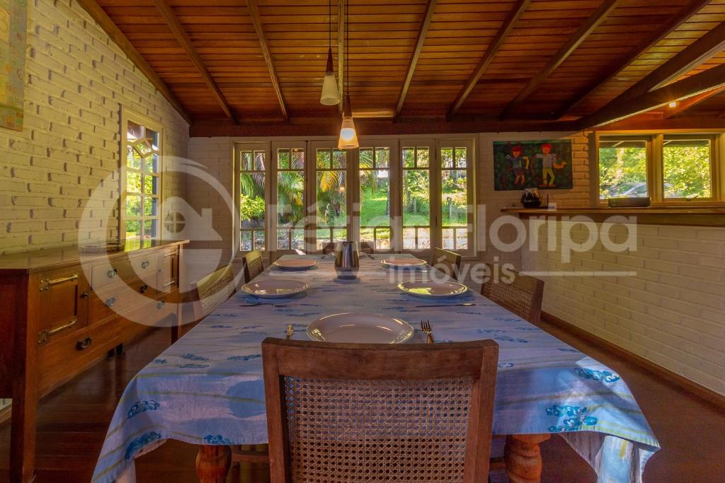  Casa 3 dormitórios com Piscina e campo de futebol