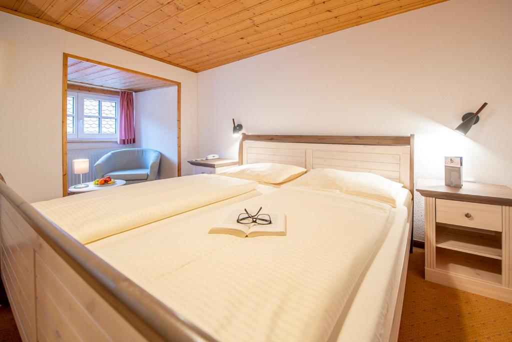 Postel nebo postele na pokoji v ubytování Löwen Hotel & Restaurant