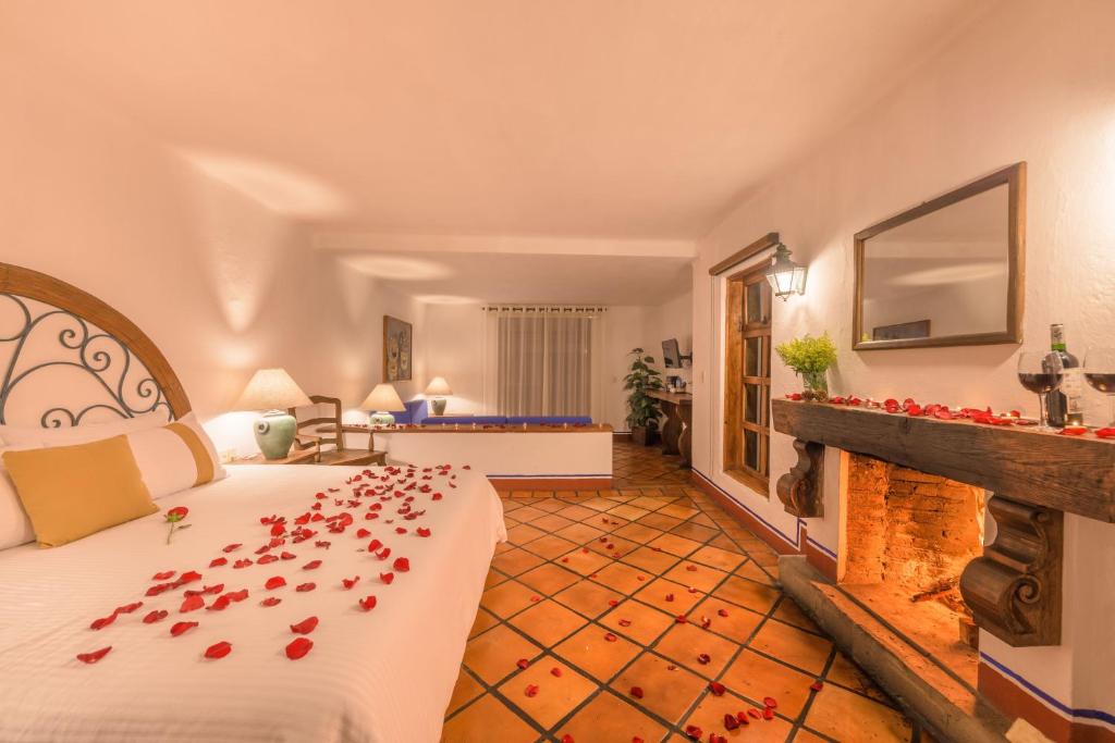 Postel nebo postele na pokoji v ubytování Tapalpa Country Club Hotel