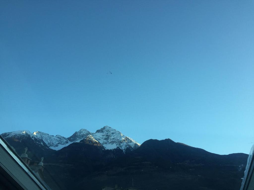 einen Blick auf die Berge aus dem Fenster eines Zuges in der Unterkunft la petite maison in Aosta