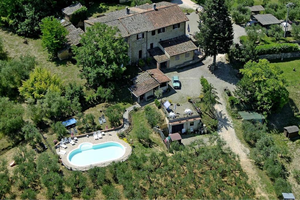 uma vista aérea de uma casa com piscina em Podere Val di Gallo em Poggibonsi