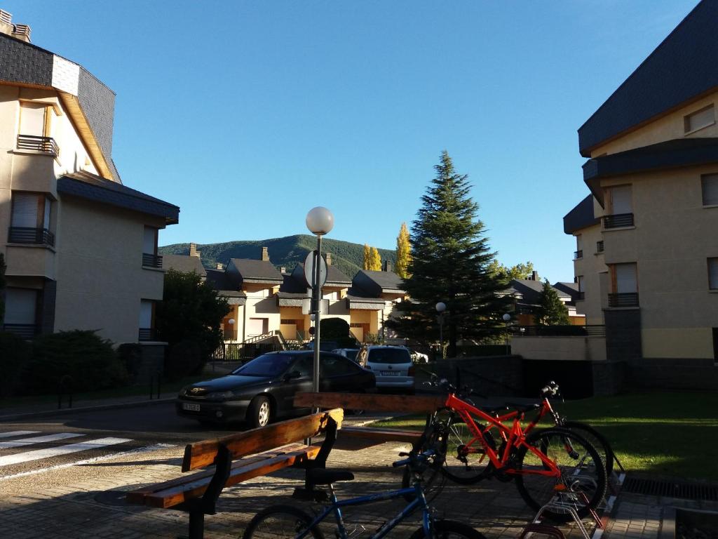 un par de bicicletas estacionadas junto a un banco y un coche en Best Biescas Tourist Home, en Biescas