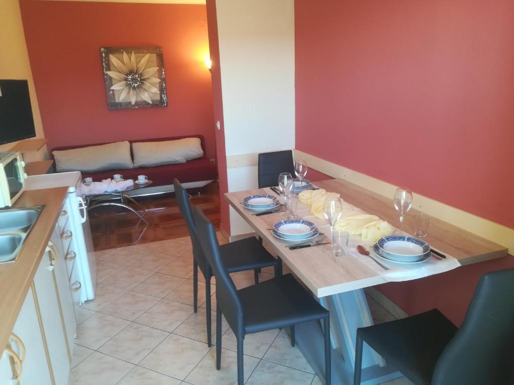 comedor con mesa y sillas y cocina en Apartment Antonela, en Šibenik