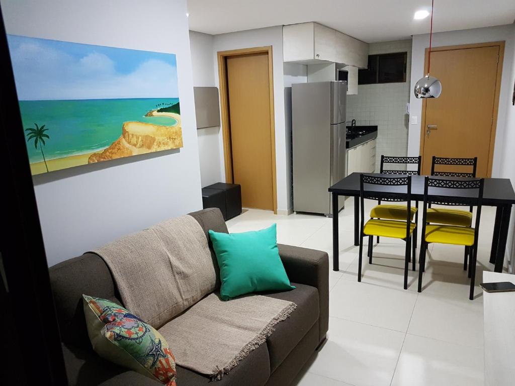 sala de estar con sofá y mesa de comedor en Apartamento Excelente Tambaú, en João Pessoa