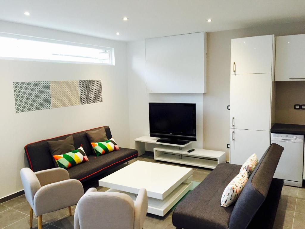 un salon avec deux canapés et une télévision dans l'établissement Flat on 2 floors near stade de france, à Aubervilliers