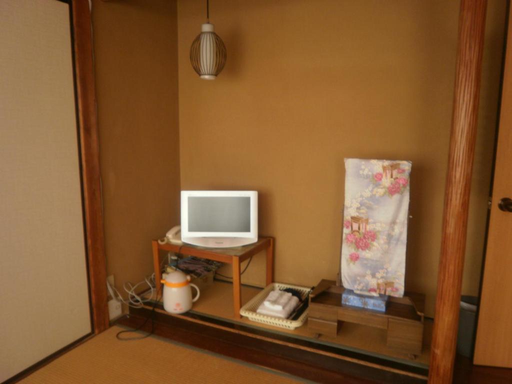 TV a/nebo společenská místnost v ubytování Kakiya Ryokan