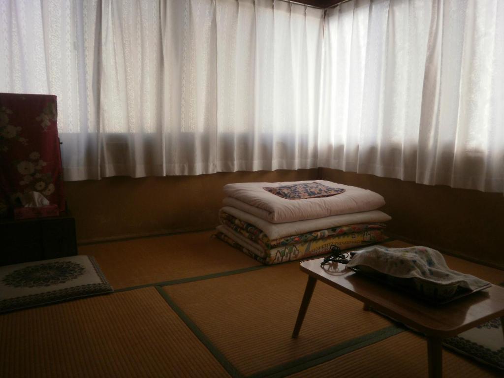 Postel nebo postele na pokoji v ubytování Kakiya Ryokan