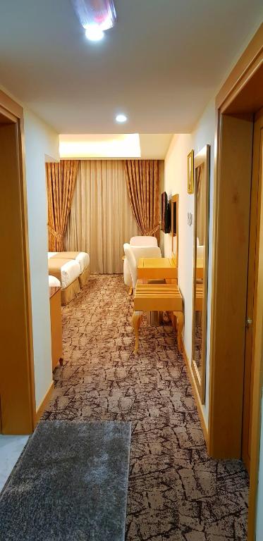 Postel nebo postele na pokoji v ubytování Muscat Plaza Hotel