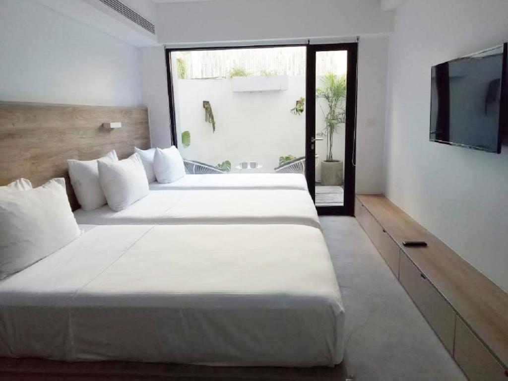 Postel nebo postele na pokoji v ubytování Lloyd's Inn Bali