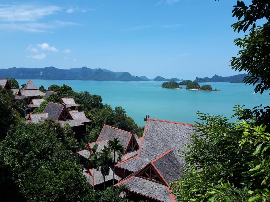 uitzicht op het water vanaf het resort bij Sari Village Jungle Retreat in Pantai Cenang