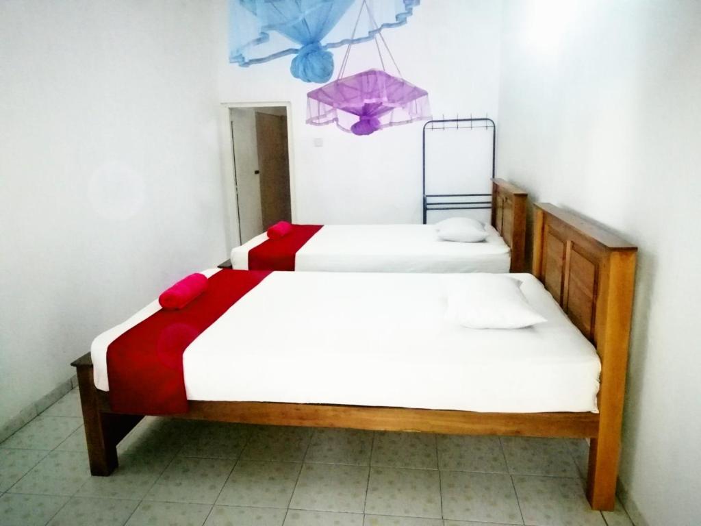 Postel nebo postele na pokoji v ubytování Jayaru Guest House