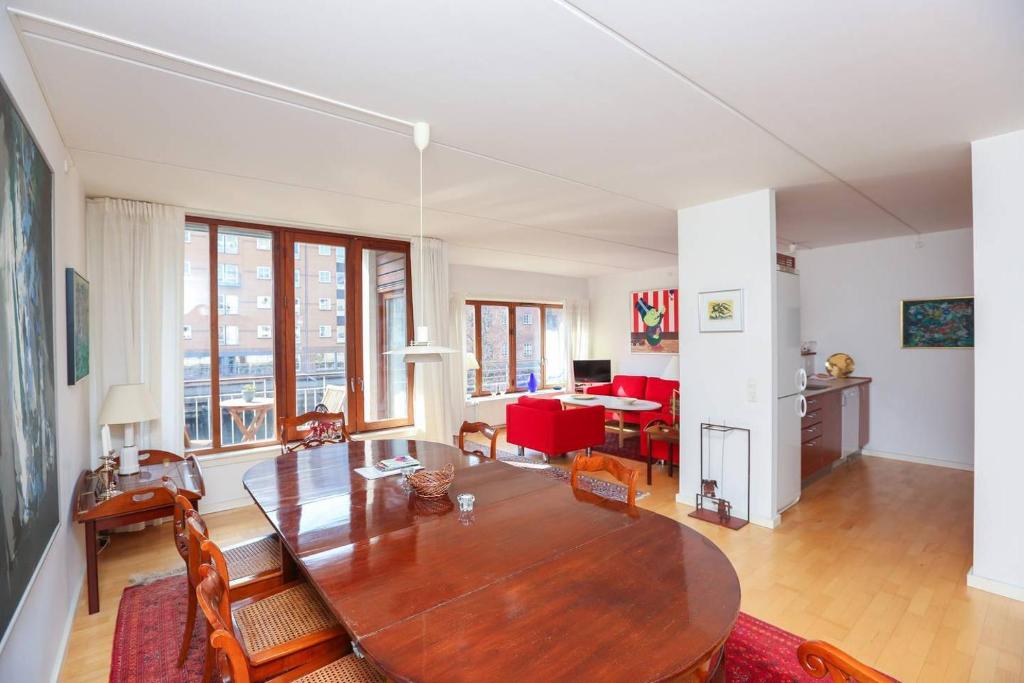 コペンハーゲンにあるBright, spacious and trendy apartment in CPHのリビングルーム(木製テーブル付)、ダイニングルーム