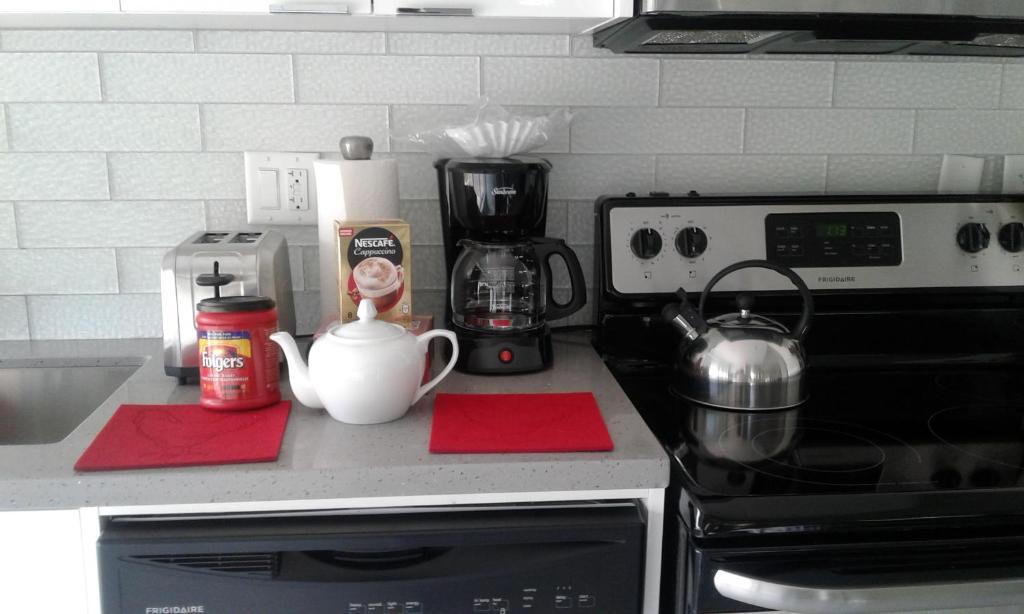 Una cocina o zona de cocina en ELEMENT ON FIRST by Manna