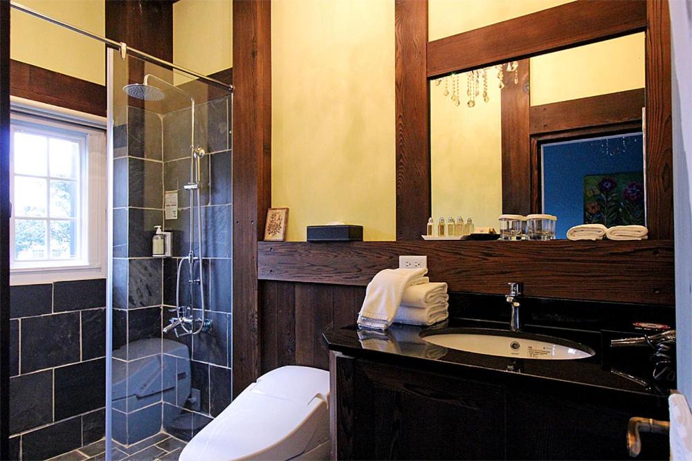 Tudor Dynasty Homestay - Queen Room